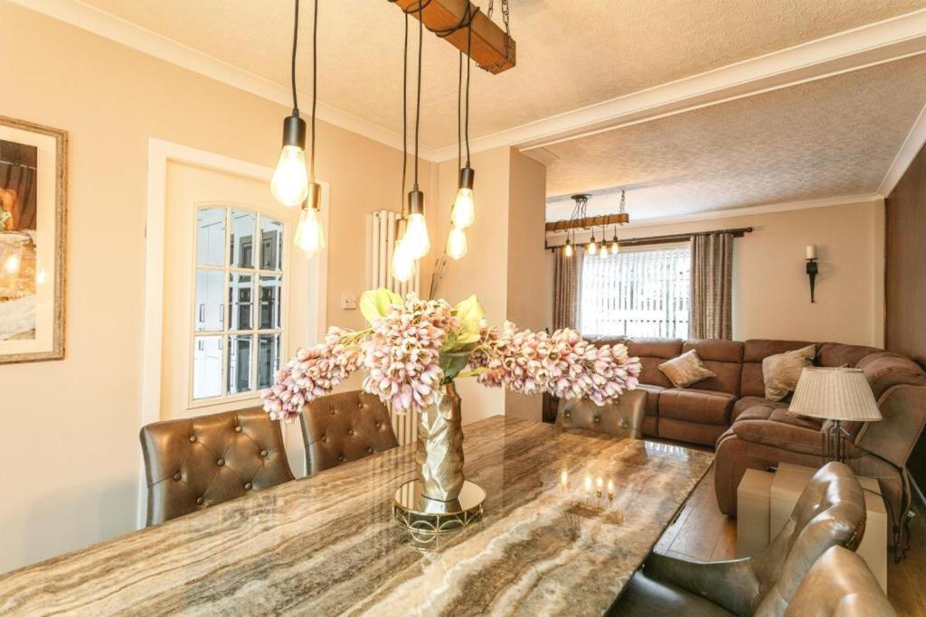 Cozy 3 Bedroom House Near Ari And Centre, Ab16, Wifi, Parking, Netflix, Pet - Friendly *