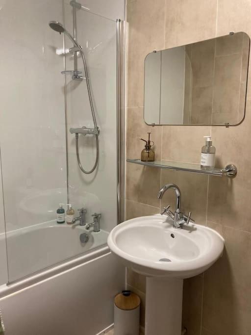 Bright Modern 2 Bedroom Free Parking And Wi-fi *