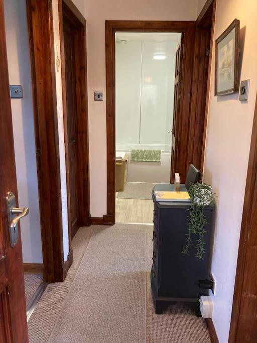 Bright Modern 2 Bedroom Free Parking And Wi-fi Apartment