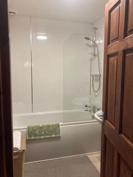 Bright Modern 2 Bedroom Free Parking And Wi-fi *