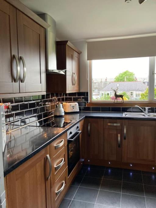Bright Modern 2 Bedroom Free Parking And Wi-fi * Aberdeen