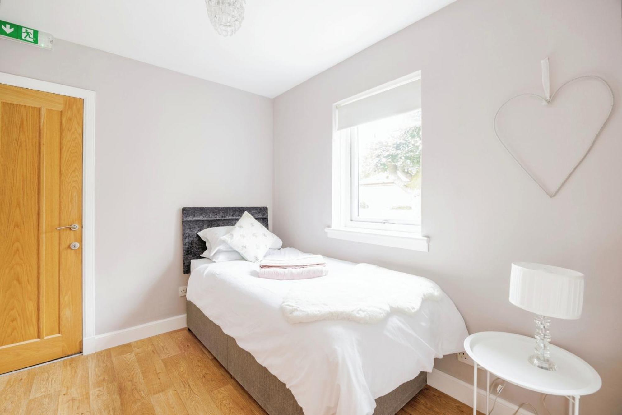 Cosy Modern 2 Bed Garden View Appartment, Parking, Tv Wifi Apartment *