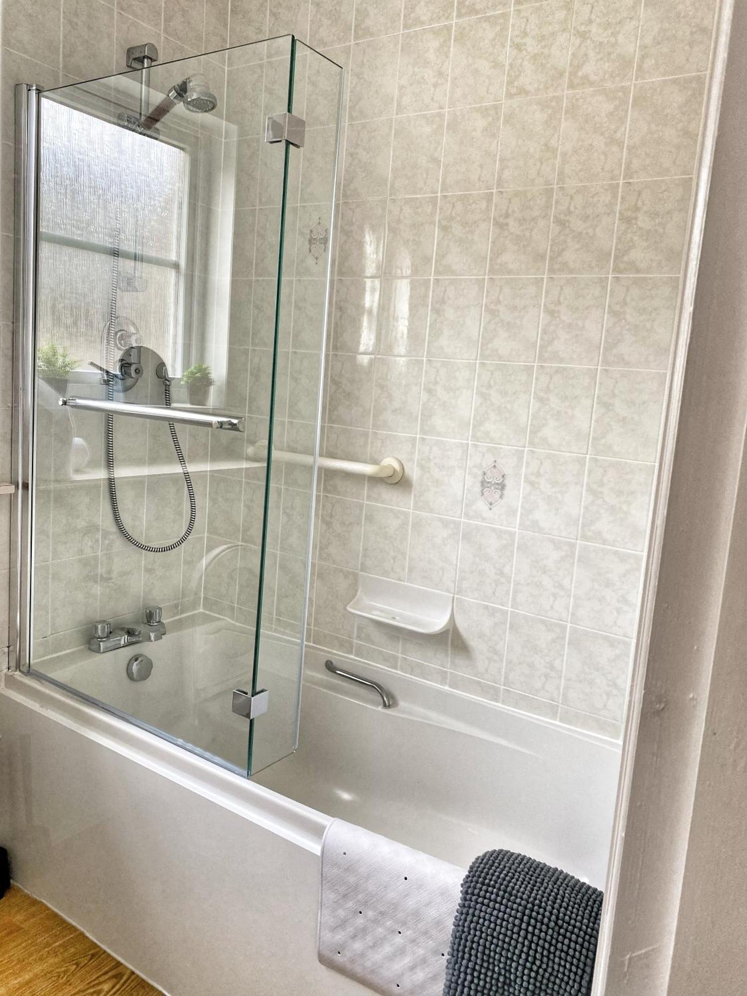 2 Bed, Central, Free Parking By Lains Lettings Apartment *