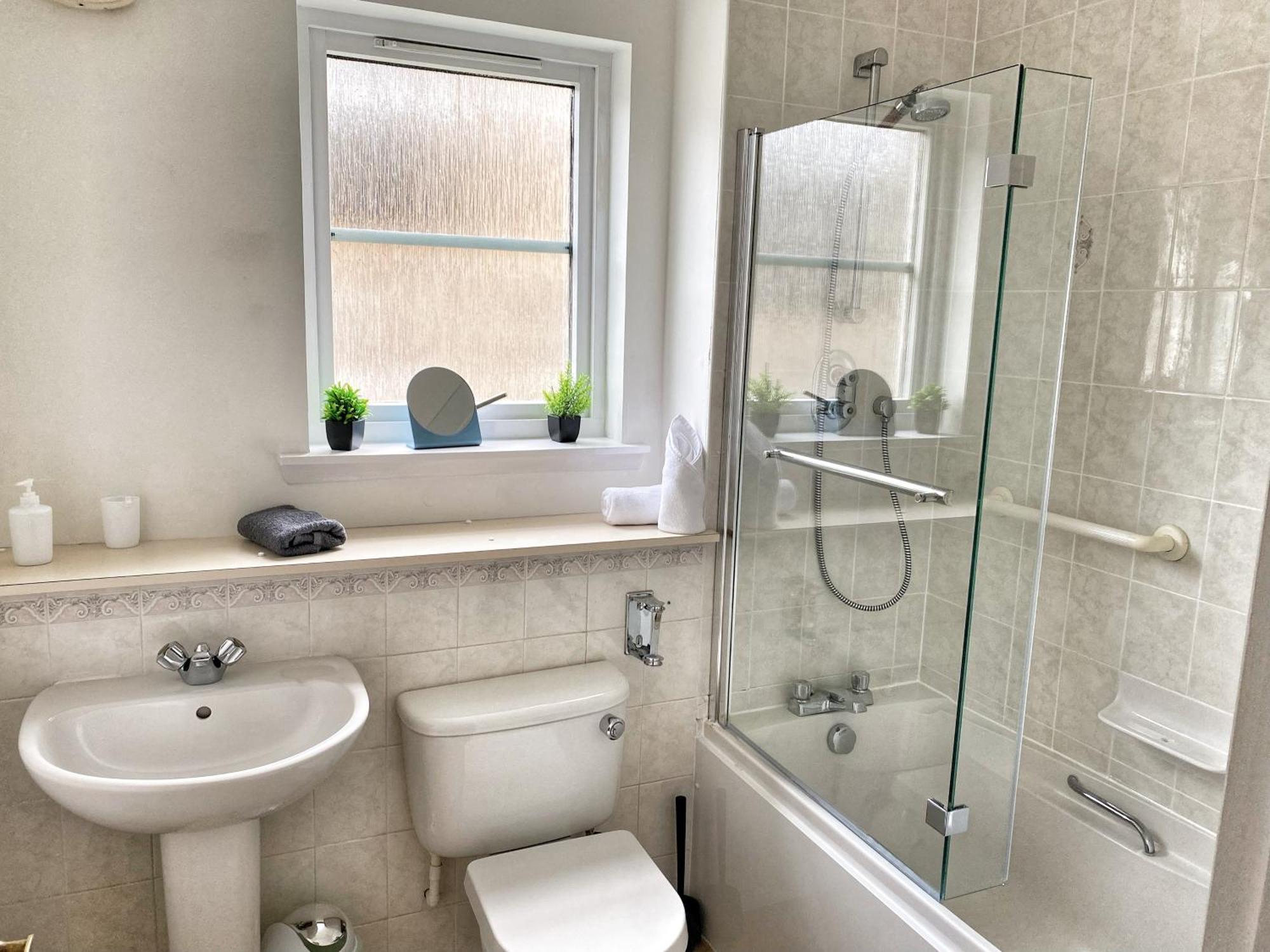 2 Bed, Central, Free Parking By Lains Lettings *