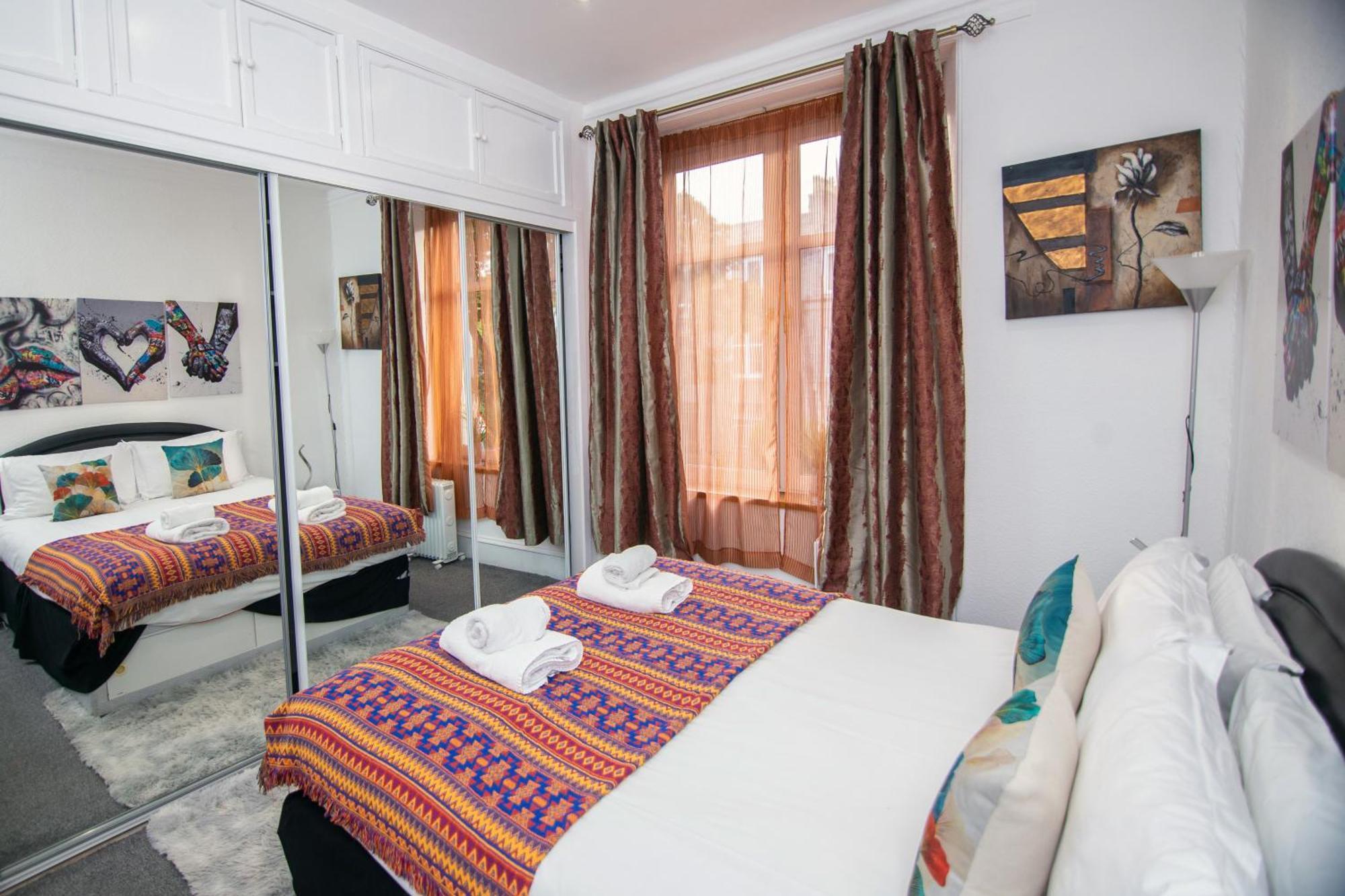 The Summit West End- Elegant With Free Parking In Prime Location Apartment