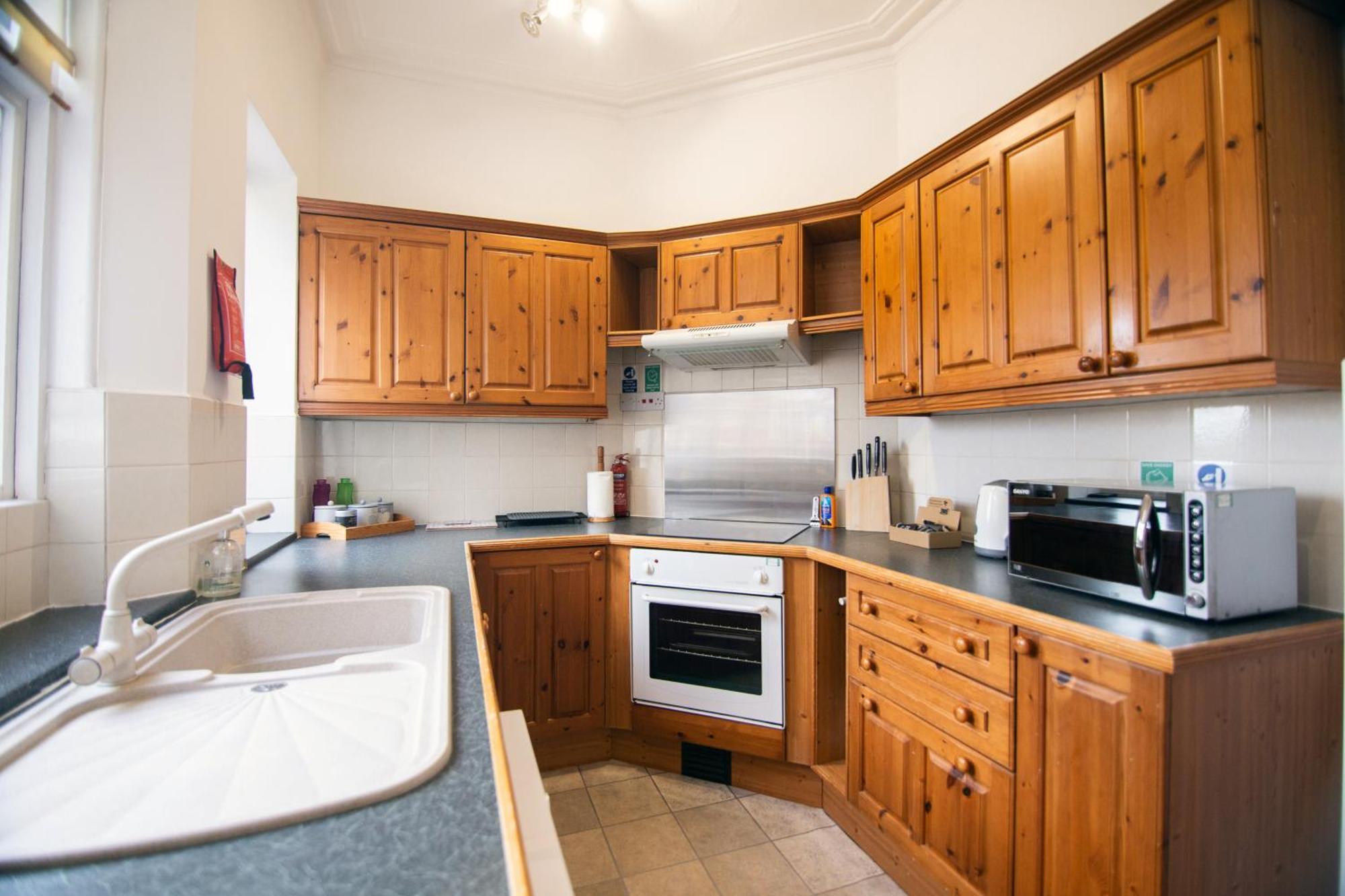 The Summit West End- Elegant With Free Parking In Prime Location Apartment *