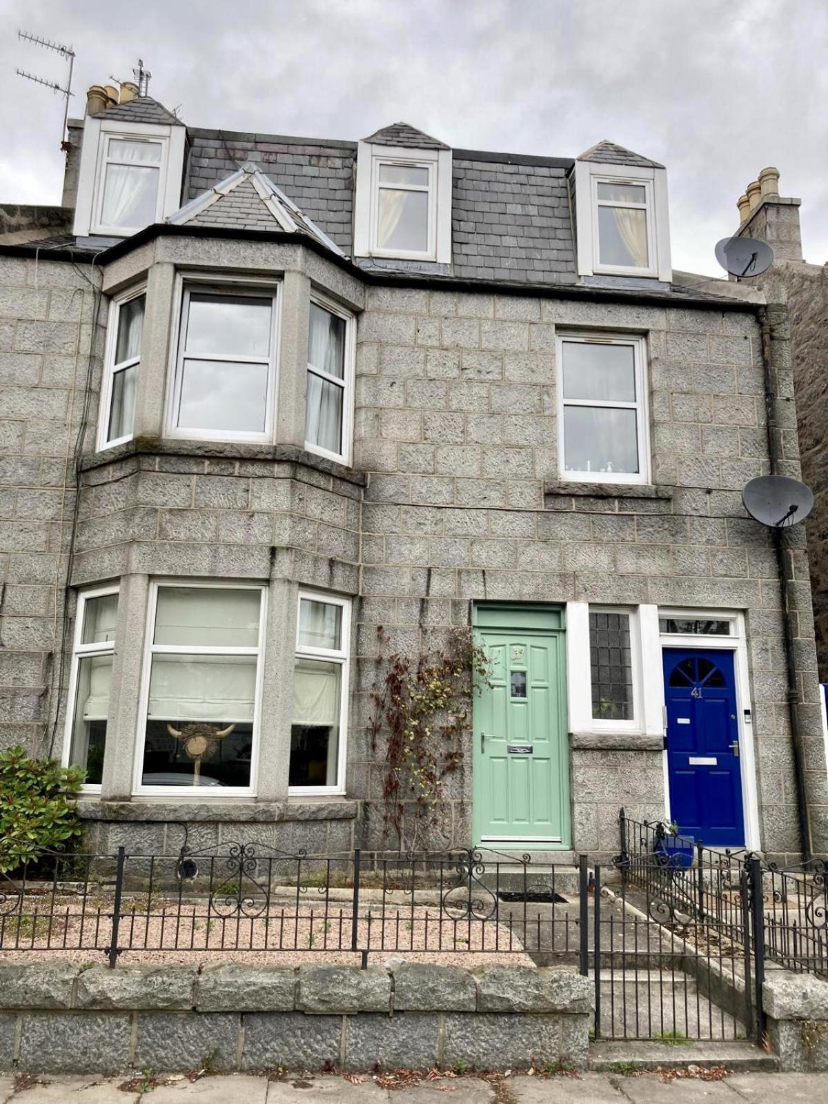 Bright Modern 2 Bedroom Free Parking And Wi-fi Apartment