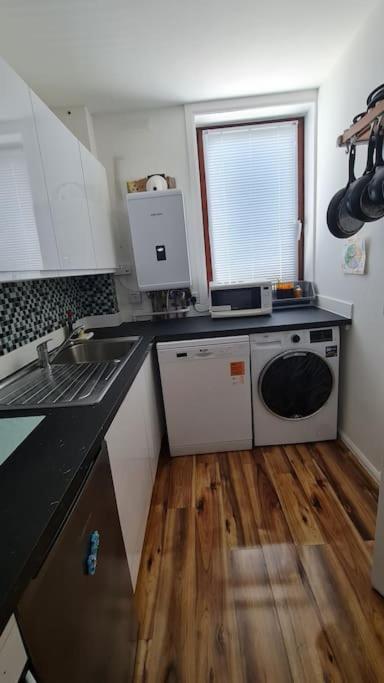 Number 63 Cosy 2 Bedroom Ground Floor Flat And Free Parking Outside Lez Apartment Aberdeen