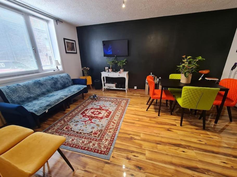 Apartment Number 63 Cosy 2 Bedroom Ground Floor Flat And Free Parking Outside Lez *