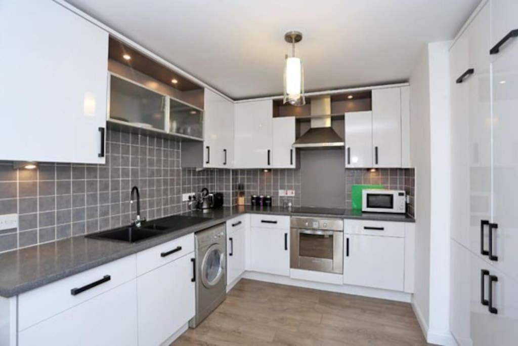 Beautiful One Bedroom Apartment *
