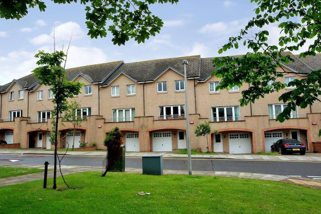 Fabulous Townhouse Near Beach, And Sports Apartment Aberdeen