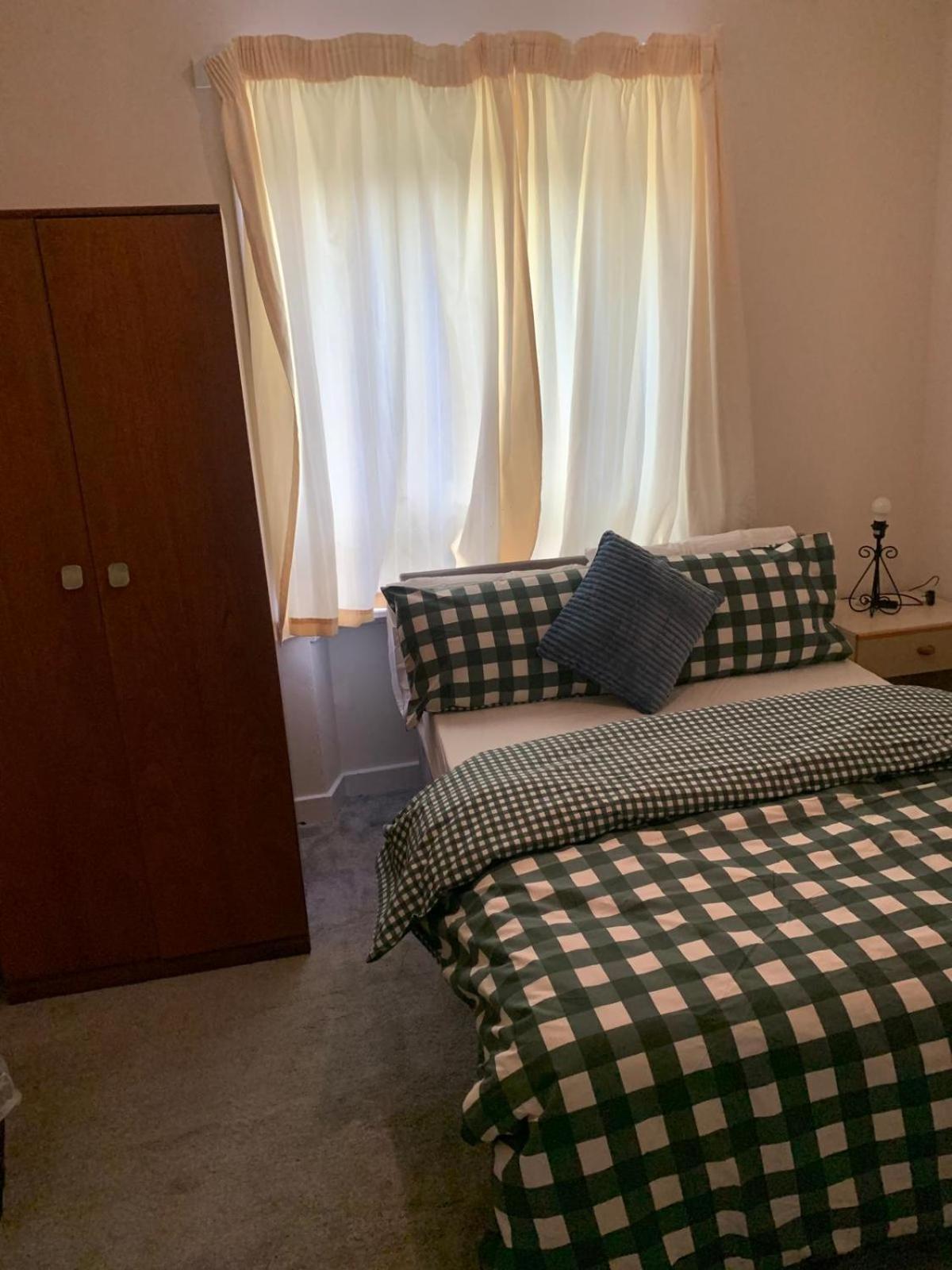 Basic Kings St View 2 Bed Apartment *
