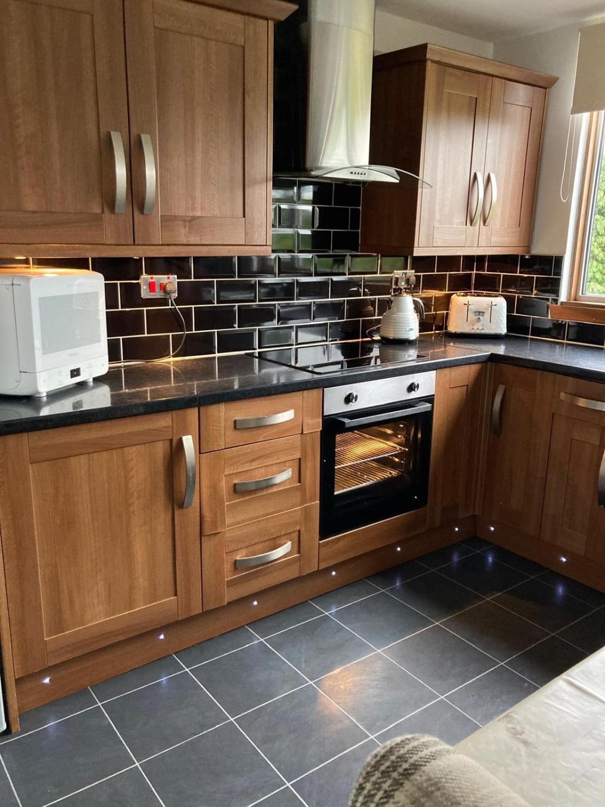 Bright Modern 2 Bedroom Free Parking And Wi-fi Apartment *
