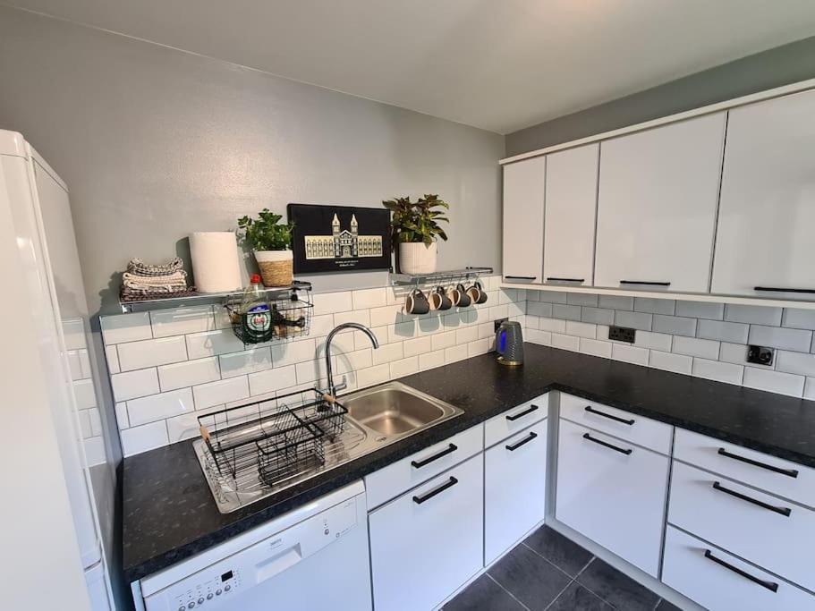 Modern 2 Bed Flat With Parking *