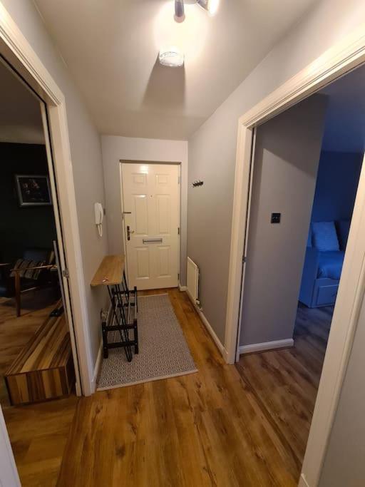 Modern 2 Bed Flat With Parking