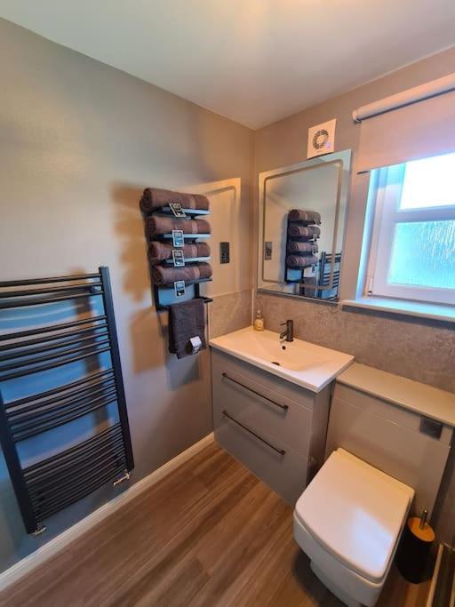 Modern 2 Bed Flat With Parking *