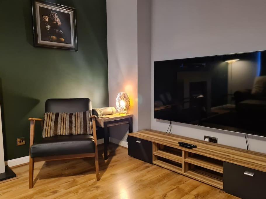 Apartment Modern 2 Bed Flat With Parking
