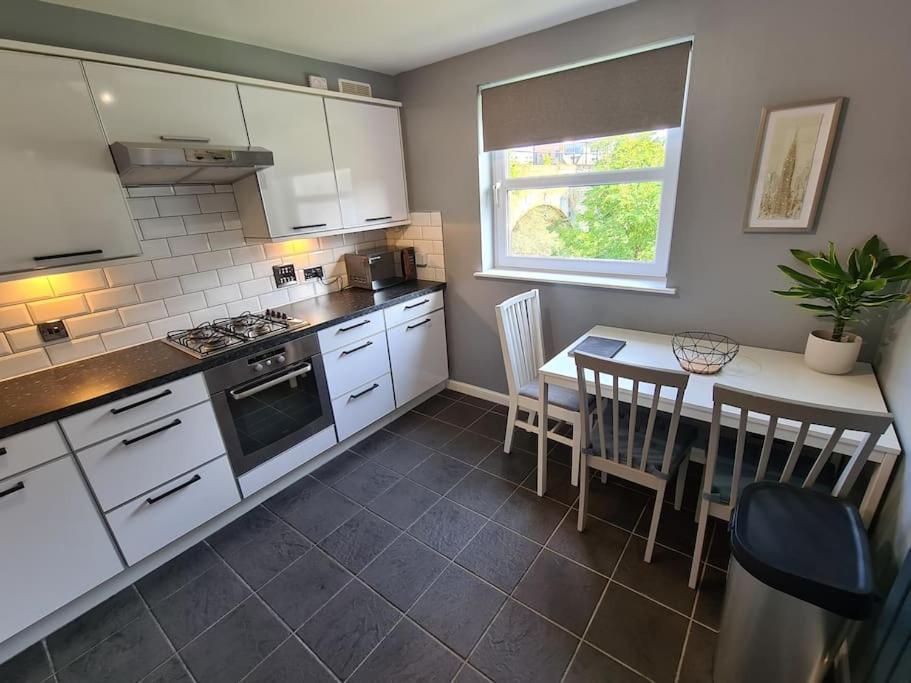 Modern 2 Bed Flat With Parking