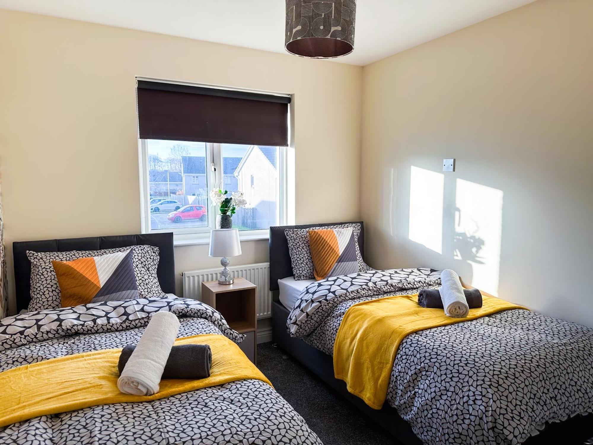 Cozy 2 Bedroom House Next To Nature Reserve,ab22, Wifi, Free Parking, Netflix, Pet - Friendly *