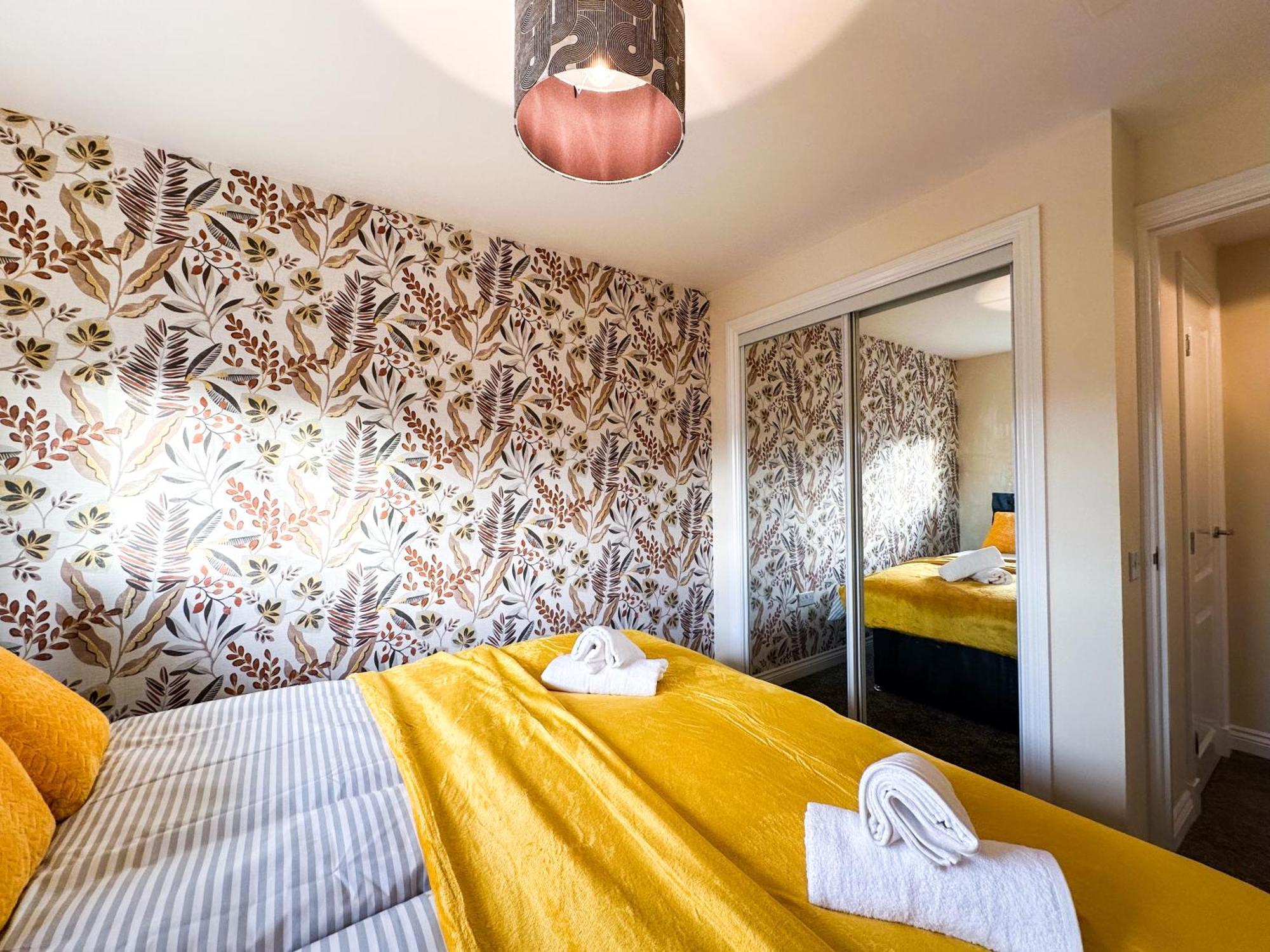 Cozy 2 Bedroom House Next To Nature Reserve,ab22, Wifi, Free Parking, Netflix, Pet - Friendly *