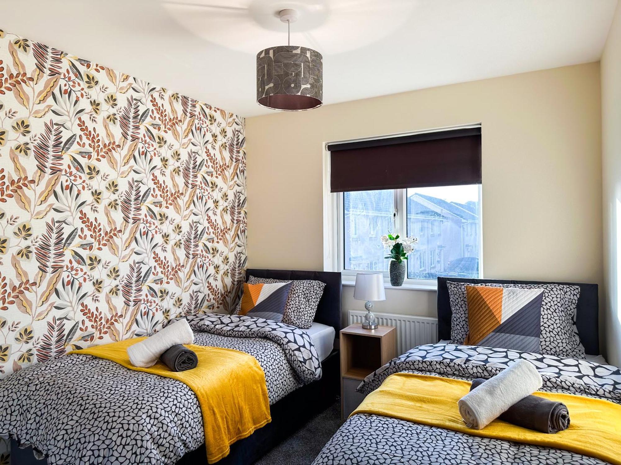 Cozy 2 Bedroom House Next To Nature Reserve,ab22, Wifi, Free Parking, Netflix, Pet - Friendly