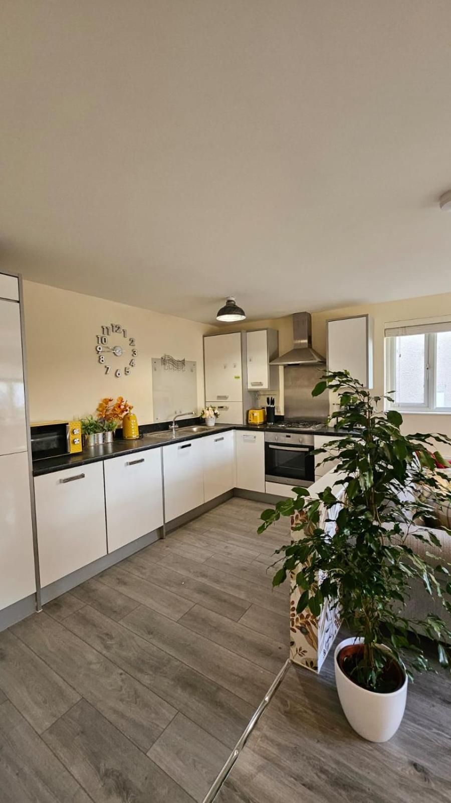 Cozy 2 Bedroom House Next To Nature Reserve,ab22, Wifi, Free Parking, Netflix, Pet - Friendly