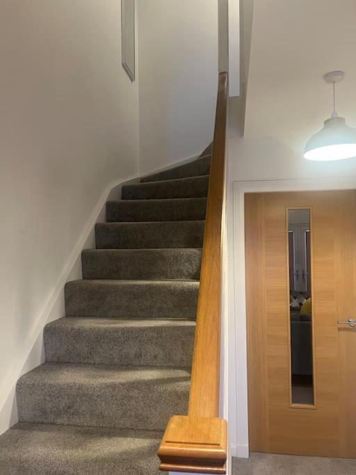 Lovely 2 Bedroom Home, Free Parking, 6 Mins From Airport Holiday home *