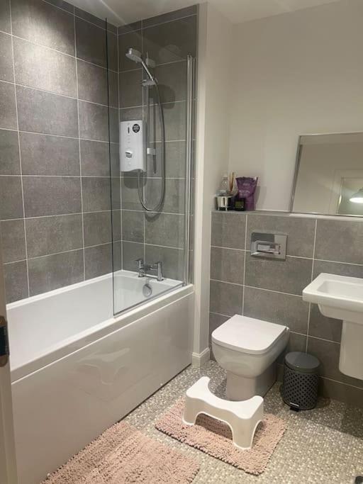 Holiday home Lovely 2 Bedroom Home, Free Parking, 6 Mins From Airport *