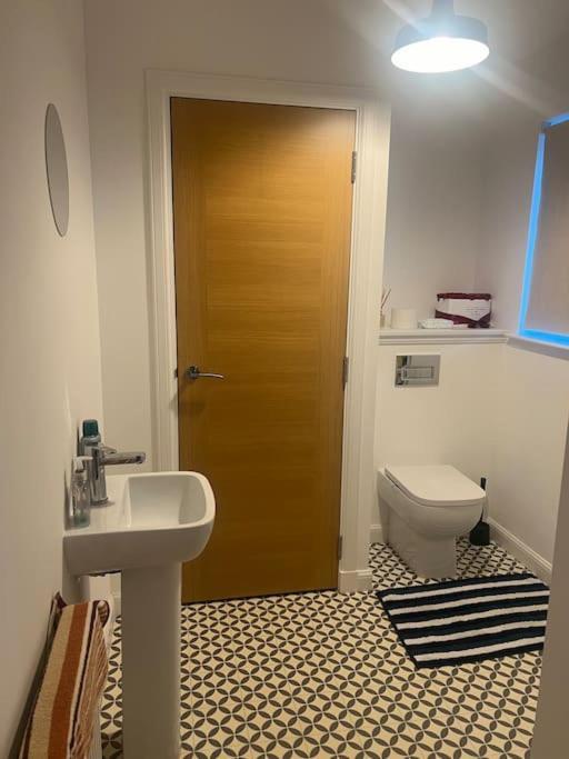 Holiday home Lovely 2 Bedroom Home, Free Parking, 6 Mins From Airport