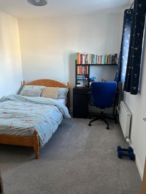 Lovely 2 Bedroom Home, Free Parking, 6 Mins From Airport *