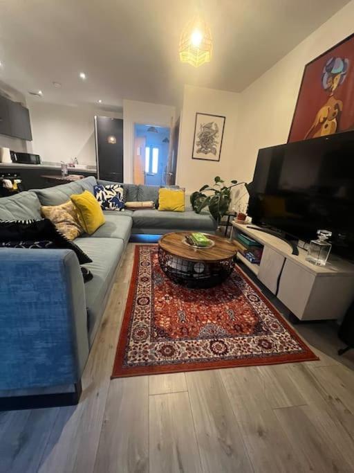 Holiday home Lovely 2 Bedroom Home, Free Parking, 6 Mins From Airport