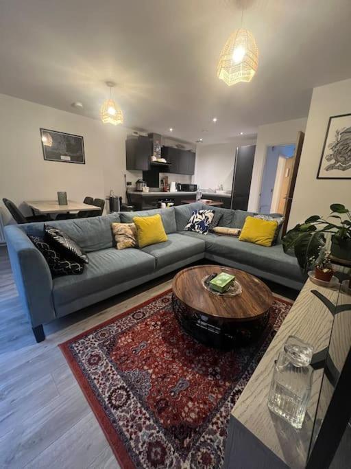Lovely 2 Bedroom Home, Free Parking, 6 Mins From Airport * Aberdeen
