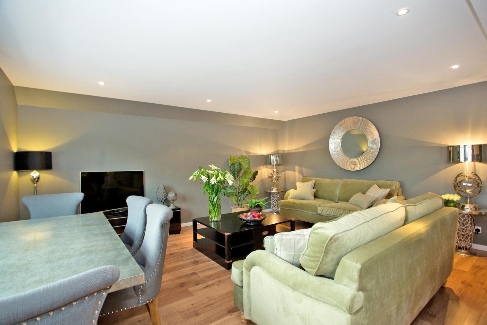 Contemporary Close To Centre *