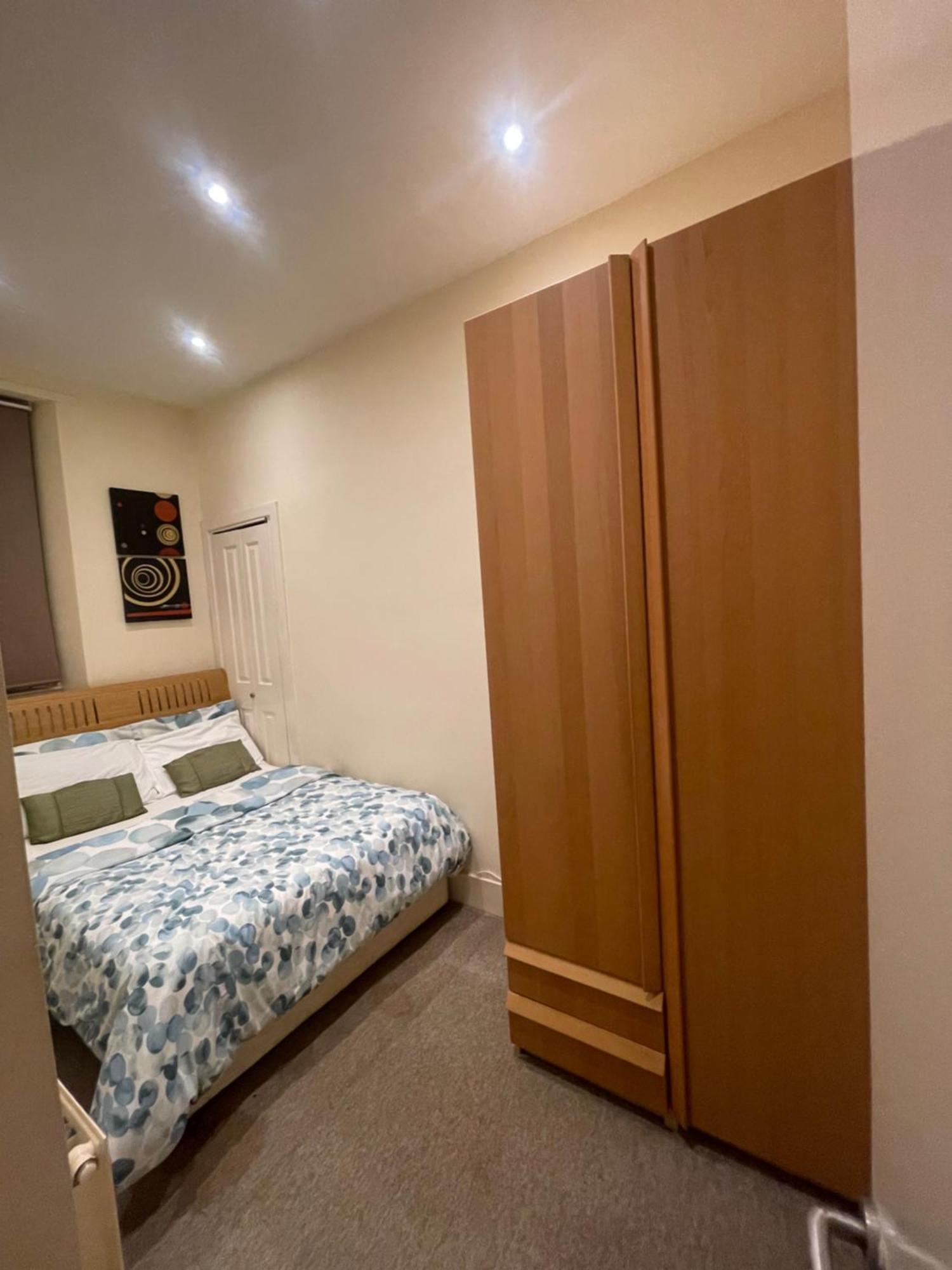 Wallfield Simple And Descent Apartment