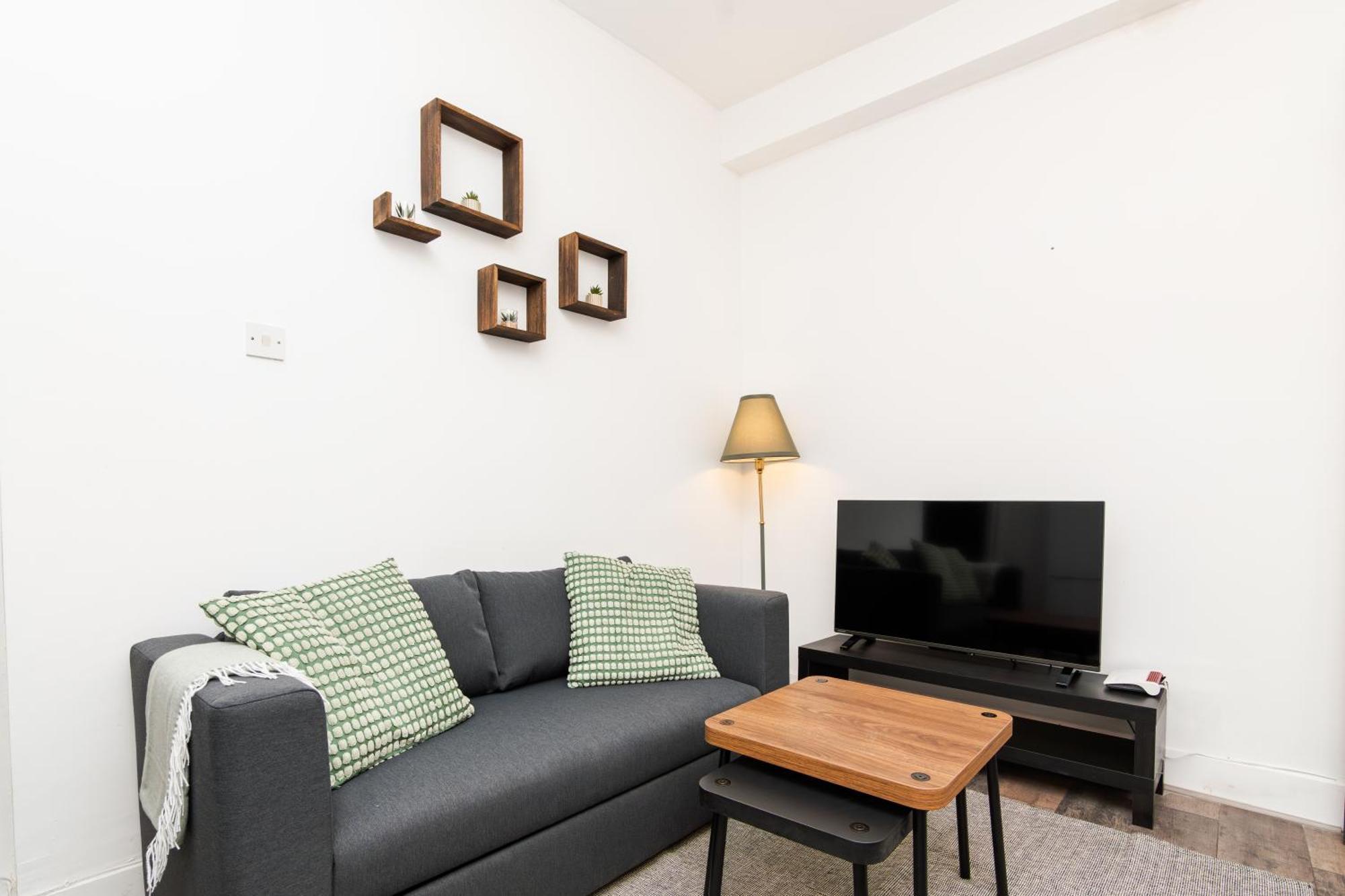 1 Bedroom Apartment-free Parking Apartment *