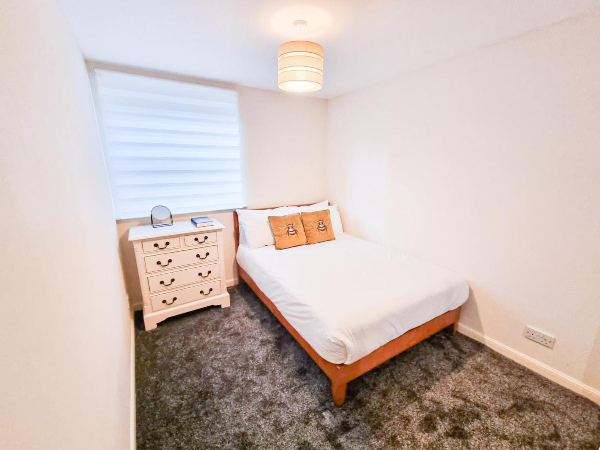 South College 2 Bedroom - - Free Parking Apartment *