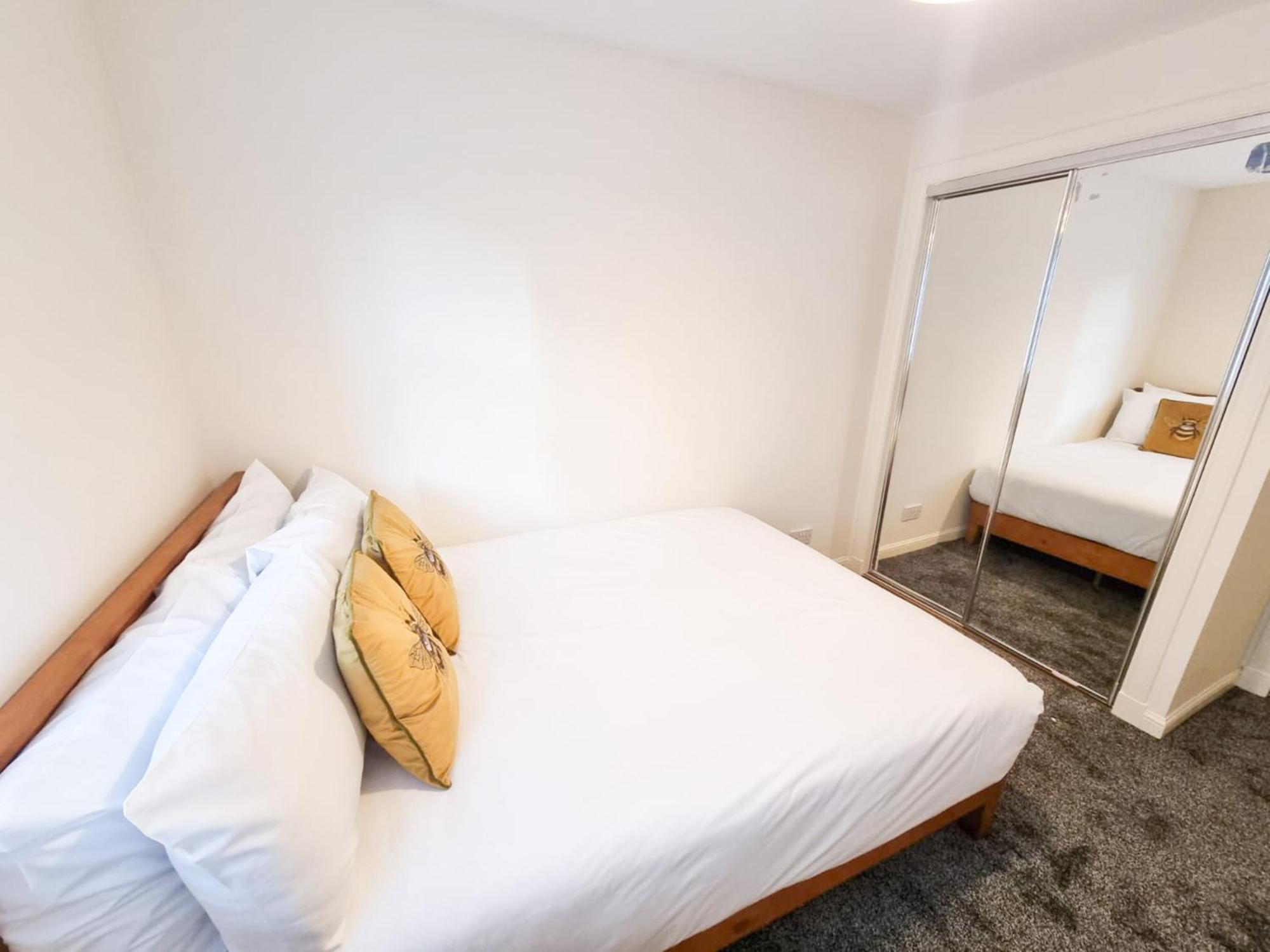 South College 2 Bedroom - - Free Parking *