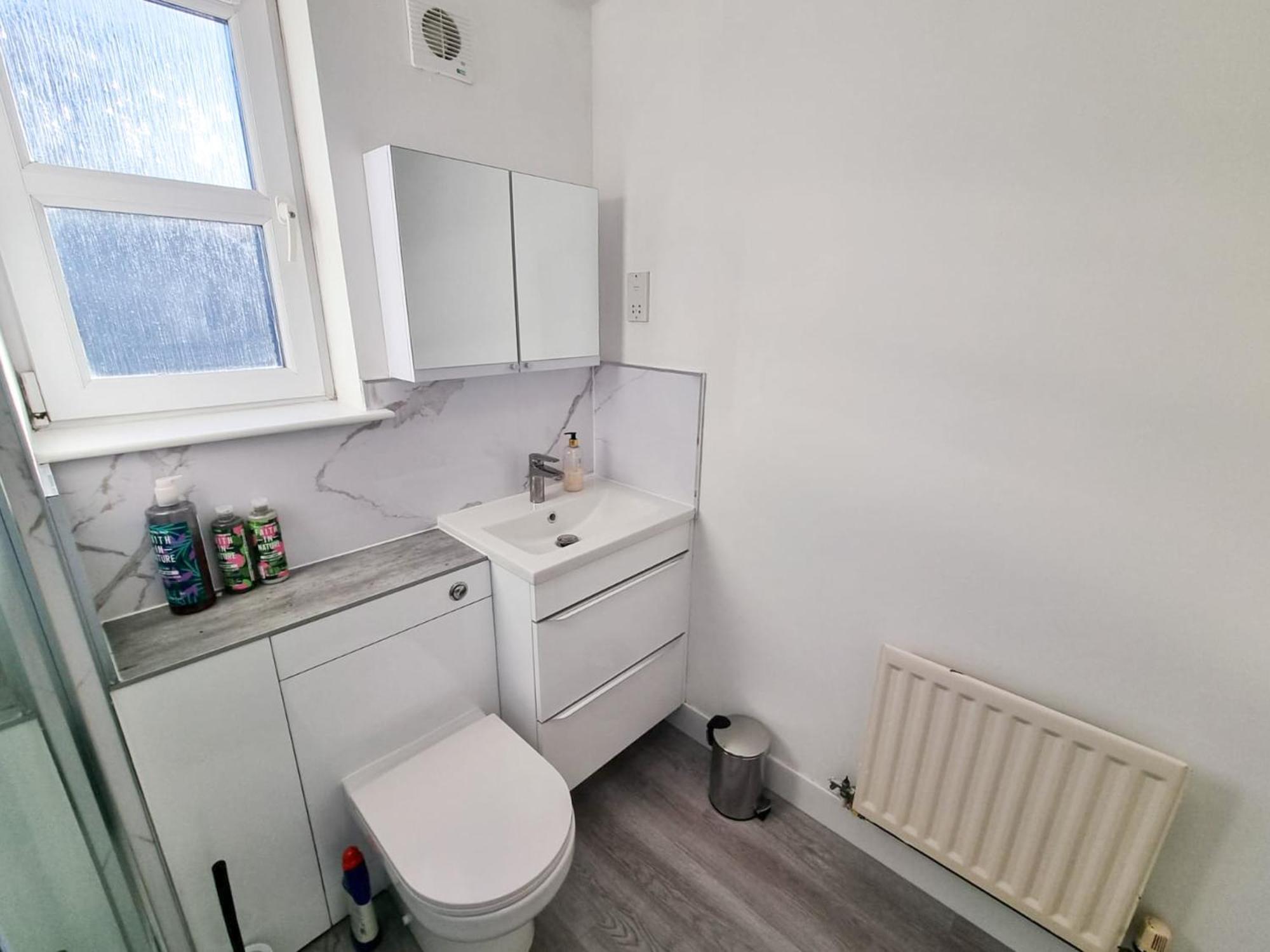 South College 2 Bedroom - - Free Parking Apartment