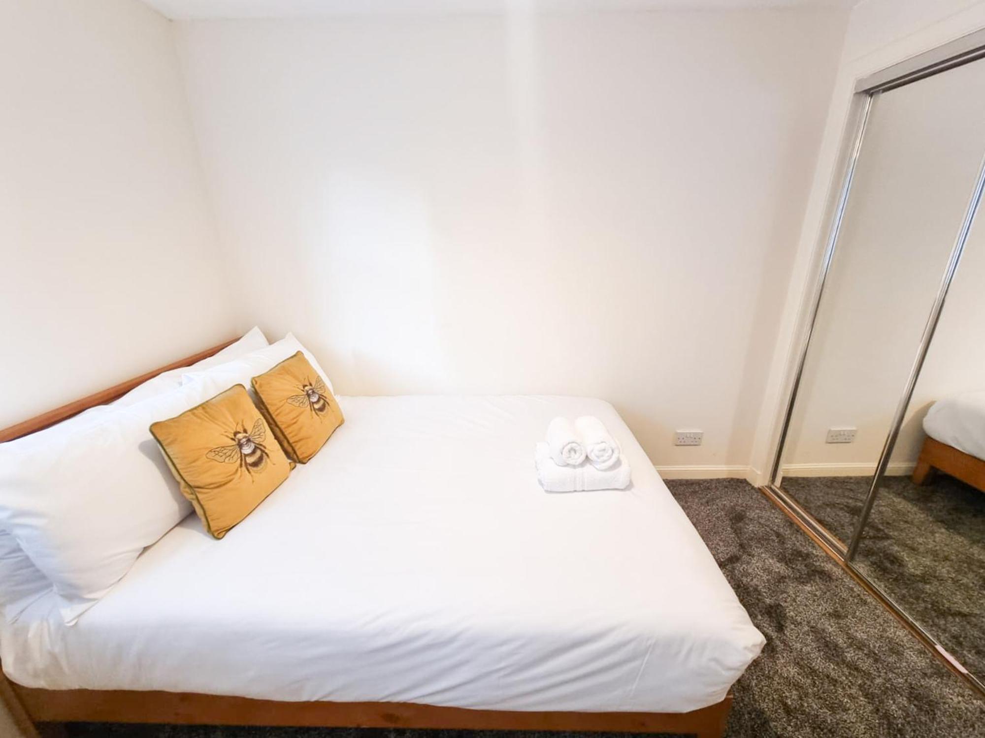South College 2 Bedroom - - Free Parking Apartment *