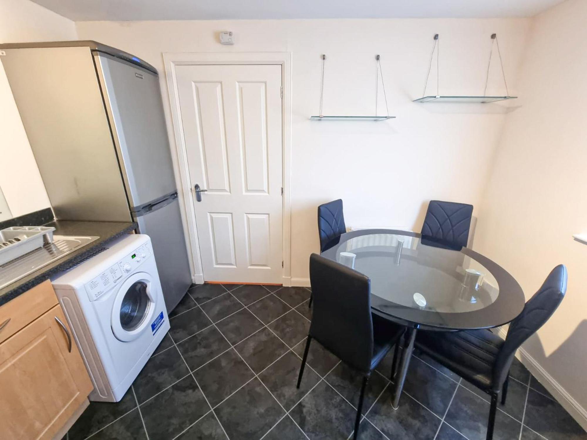 South College 2 Bedroom - - Free Parking *