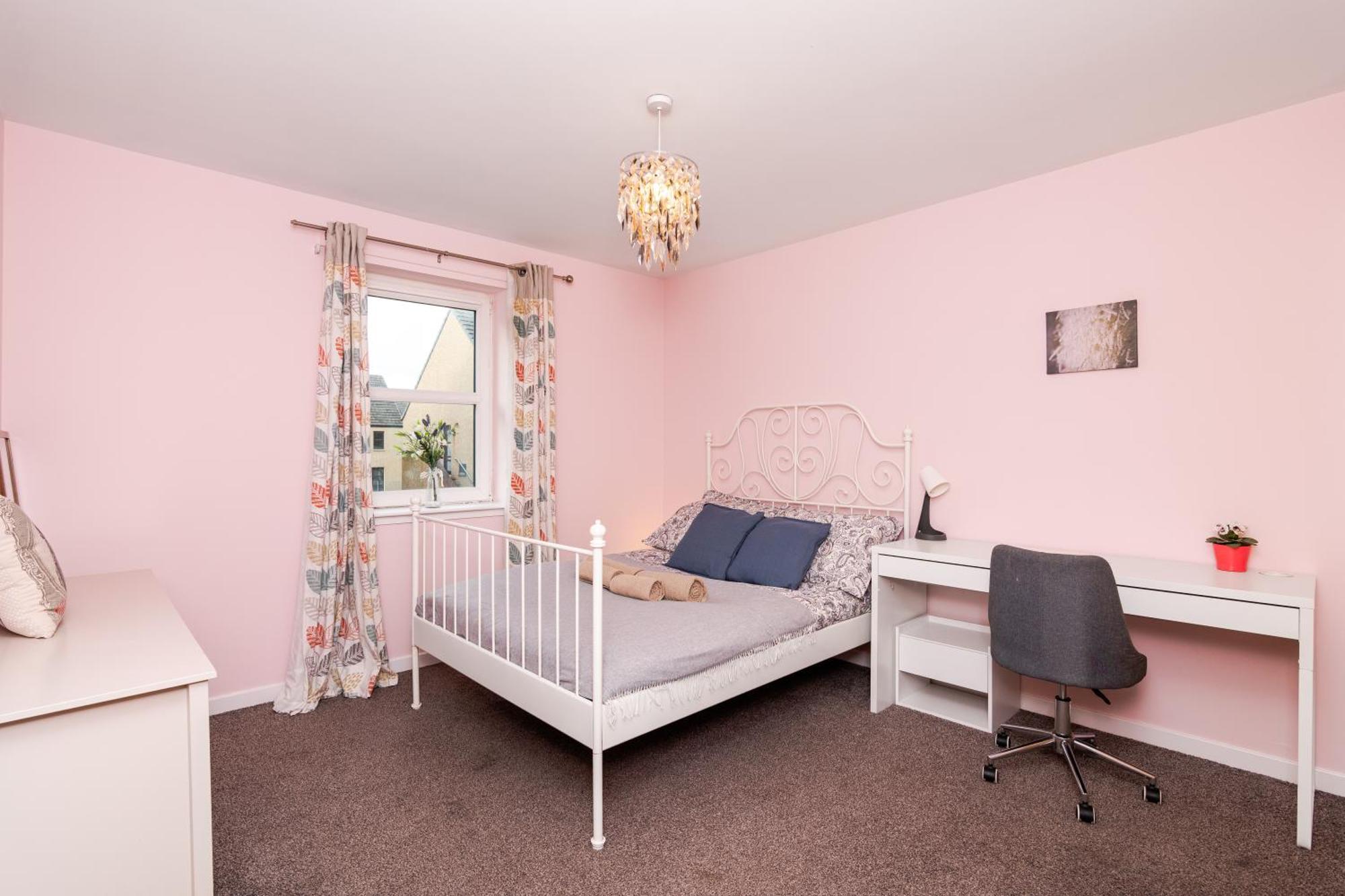 3 Bedroom House - Free Parking Aberdeen