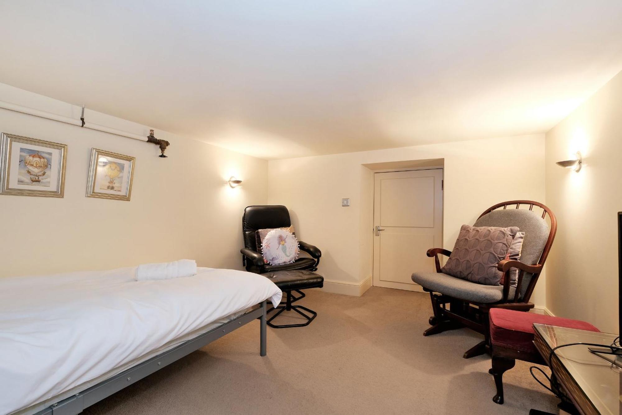 One Of A Kind Historic 3 Bedroom Apartment *