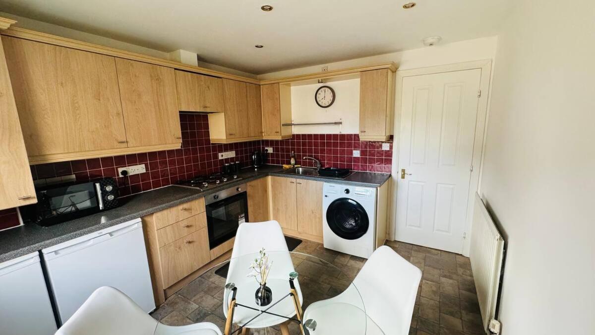 Modern 2 Bedroom Gf - Centre - Private Car Park Apartment