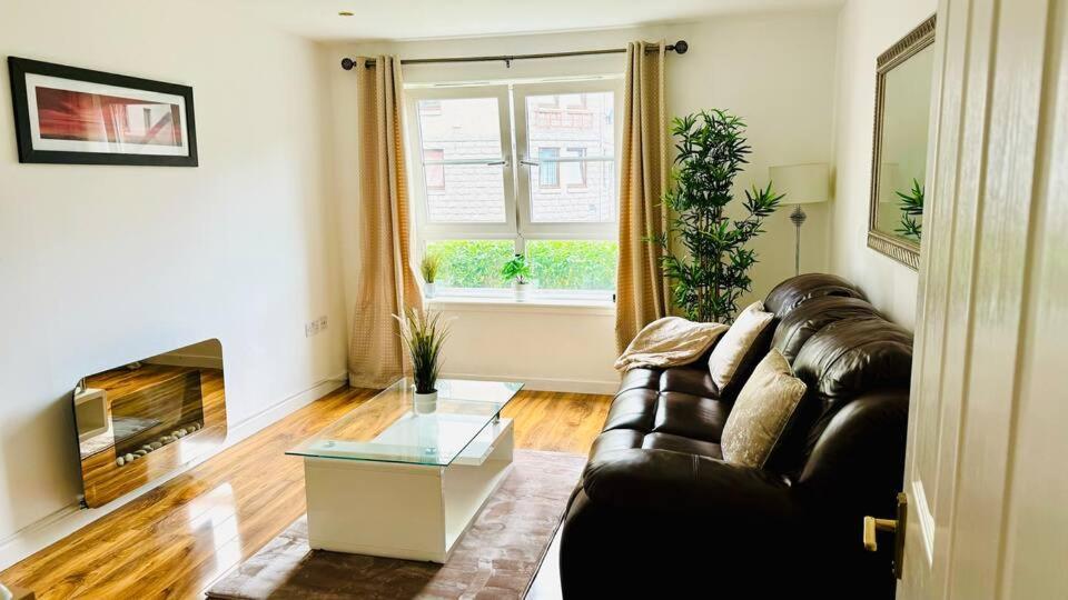 Apartment Modern 2 Bedroom Gf - Centre - Private Car Park *