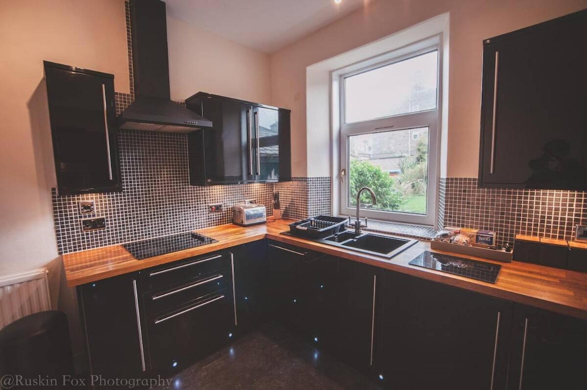 Stylish And Spacious Two Bed In Aberdeen's West End Apartment *