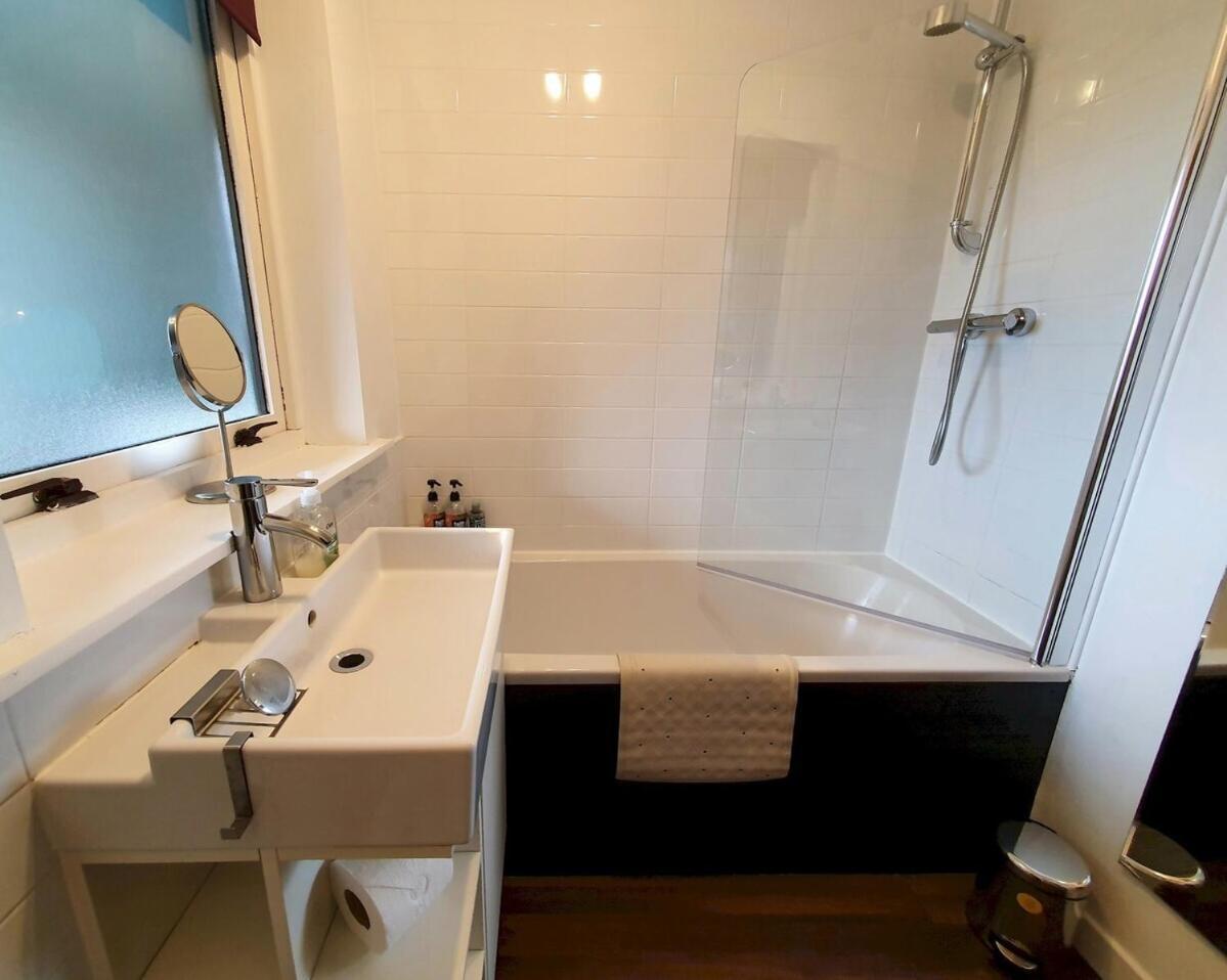 2 Bedroom, Free Parking & Netflix Near Hospitals *