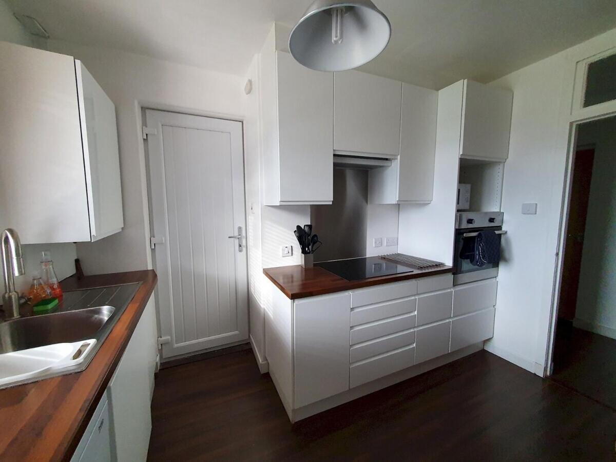 2 Bedroom, Free Parking & Netflix Near Hospitals Aberdeen
