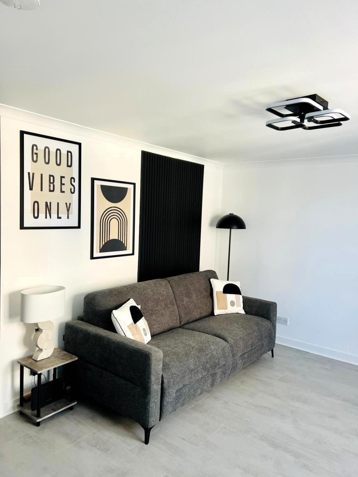 Riverside - Free Parking Apartment *