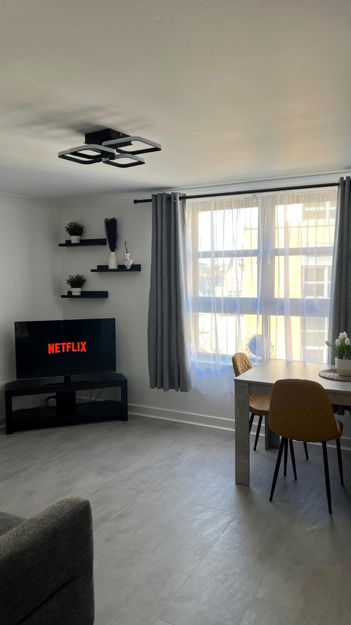 Riverside - Free Parking Apartment