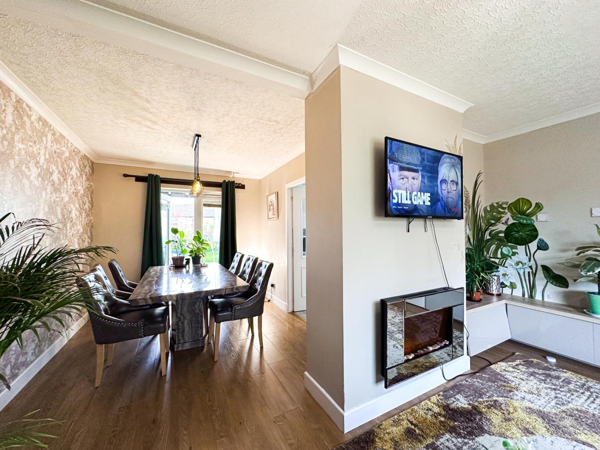 Cozy 3 Bedroom House Near Ari And Centre, Ab16, Wifi, Parking, Netflix, Pet - Friendly Guest house